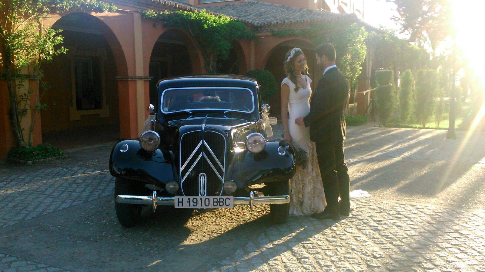 alquiler de coche de bodas elegante en sevilla. Alquiler de coche antiguo citroen 11 para llevar a la novia el día de su boda. sevilla clasicos